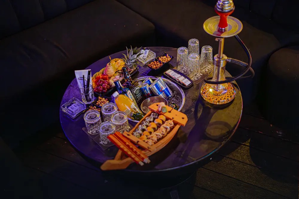 La Nouba VIP masa servisi — sushi teknesi, nargile ve buzda premium şişeler